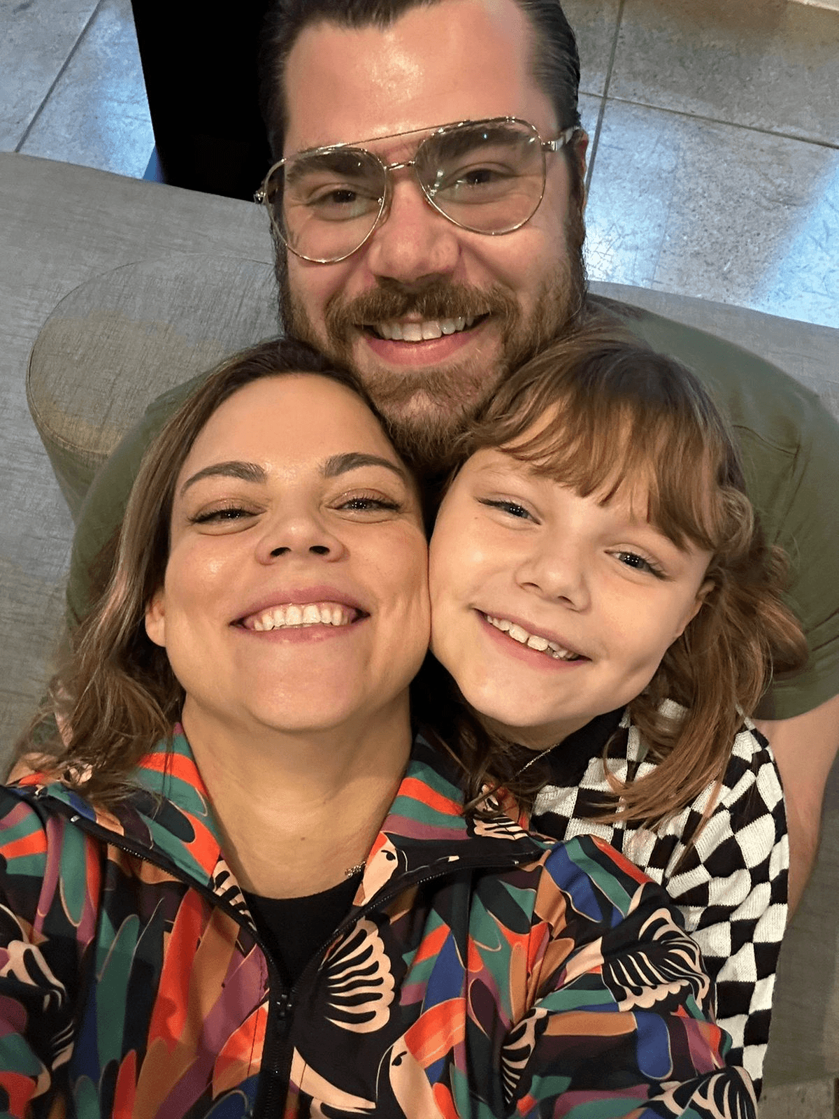 Família usando o app de estudos Raizá para revisão escolar